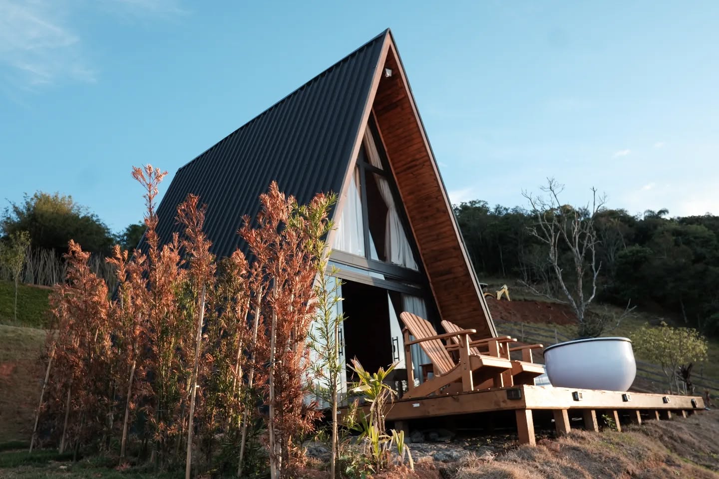 chale moderno com deck banheira hidro para alugar na serra da mantiqueira