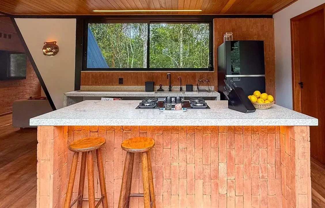projeto-de-cozinha-planejada-em-chale-pre-fabricado-para-locacao
