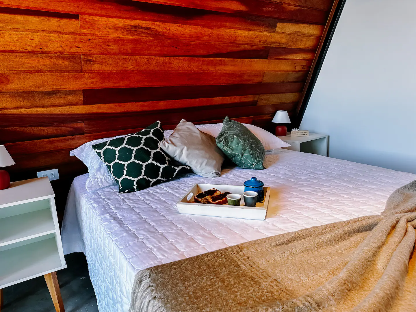 Quarto de casal acolhedor com cama queen e enxoval premium
