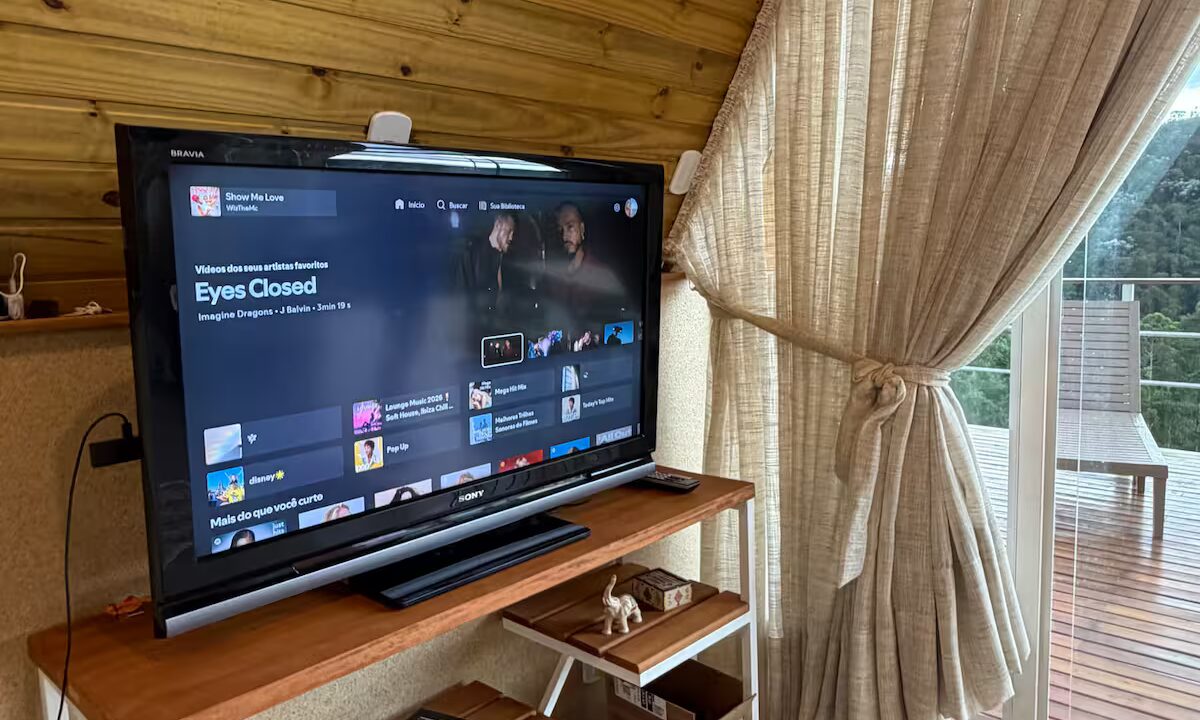 sala-com-sofa-cama-tv-tela-plana-chale-de-madeira-ecomorada