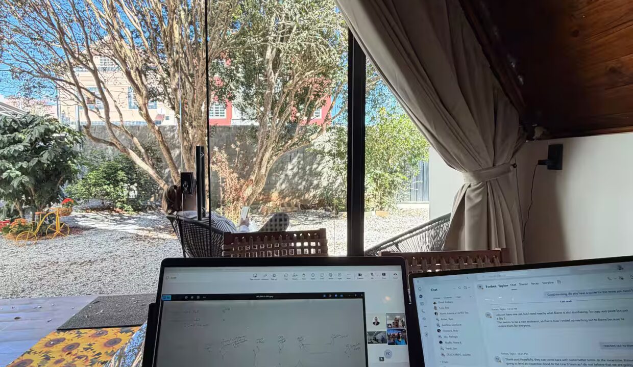 vista-do-chale-alpino-locacao-airbnb-espaco-para-laptop